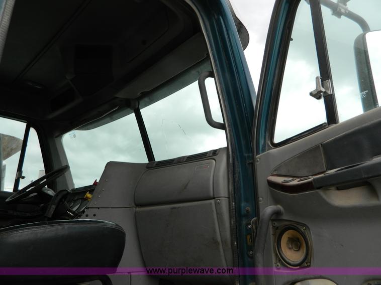 image for item J8919 1998 Freightliner Century Class semi truck