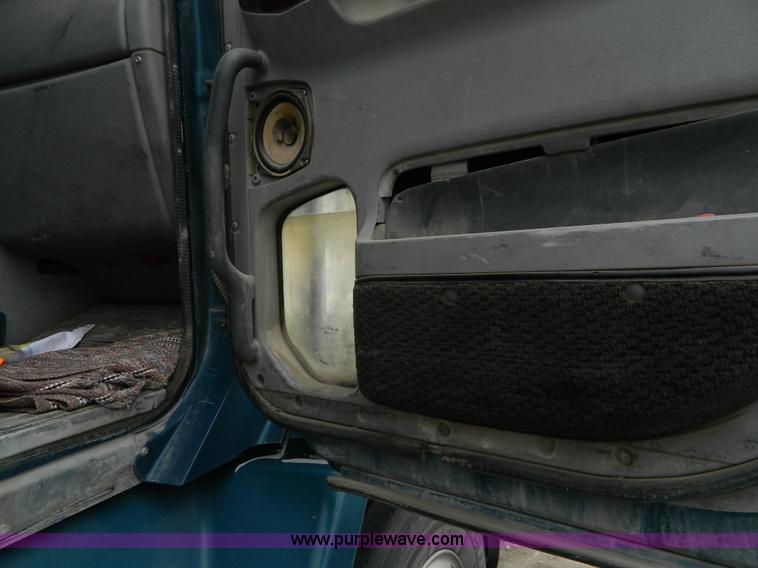 image for item J8919 1998 Freightliner Century Class semi truck