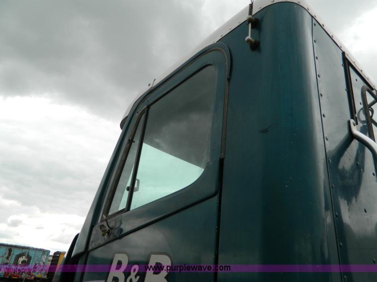 image for item J8919 1998 Freightliner Century Class semi truck