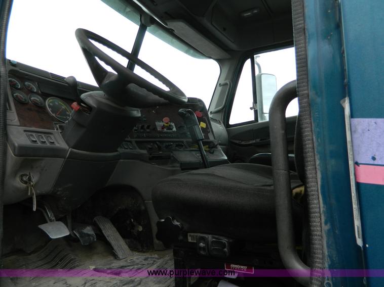 image for item J8919 1998 Freightliner Century Class semi truck