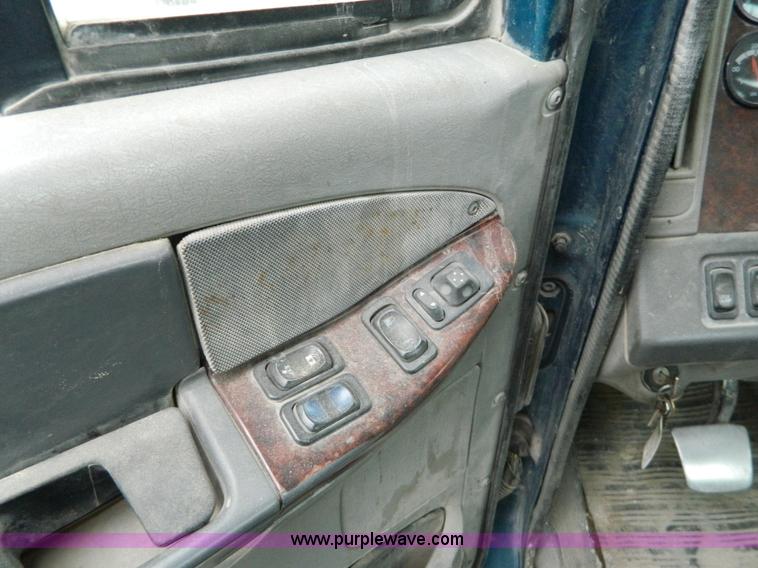 image for item J8919 1998 Freightliner Century Class semi truck