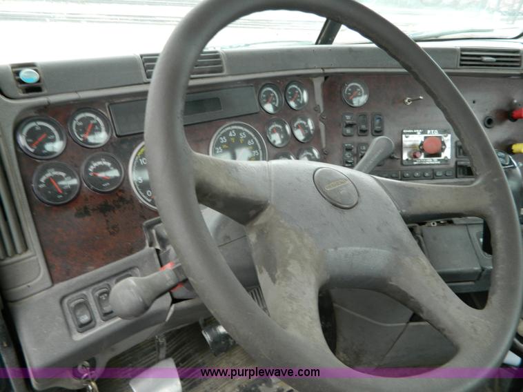 image for item J8919 1998 Freightliner Century Class semi truck