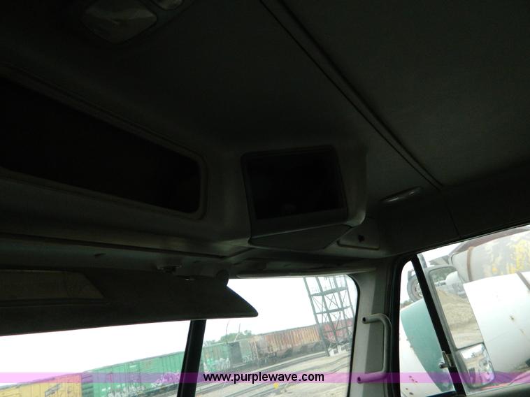 image for item J8919 1998 Freightliner Century Class semi truck