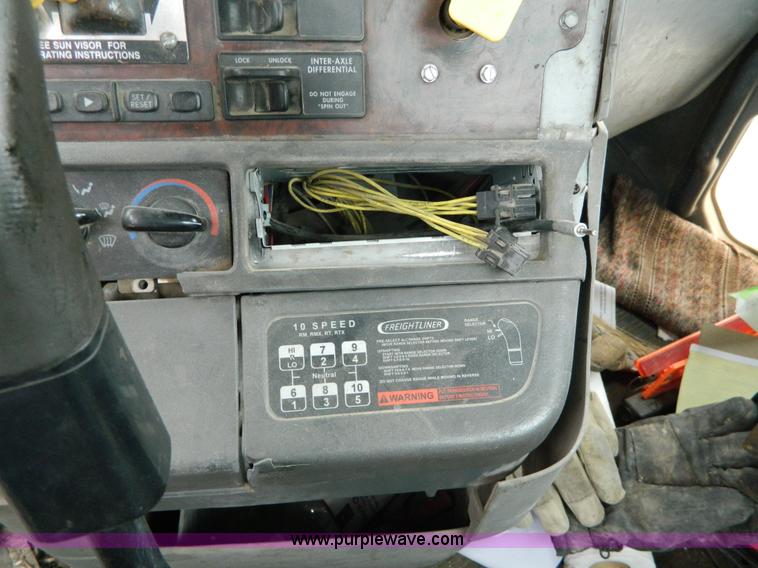 image for item J8919 1998 Freightliner Century Class semi truck