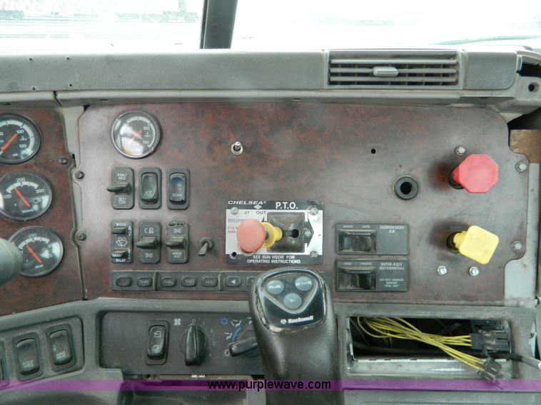 image for item J8919 1998 Freightliner Century Class semi truck