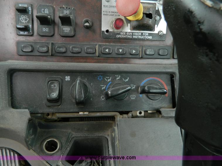 image for item J8919 1998 Freightliner Century Class semi truck