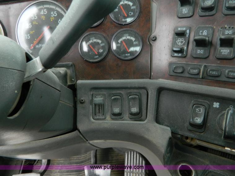 image for item J8919 1998 Freightliner Century Class semi truck