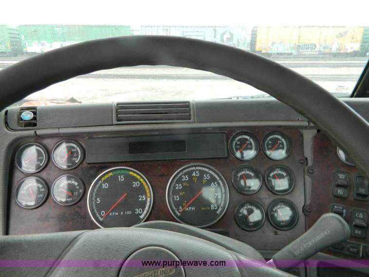image for item J8919 1998 Freightliner Century Class semi truck