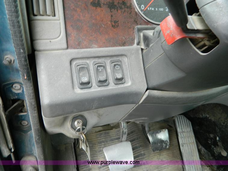 image for item J8919 1998 Freightliner Century Class semi truck