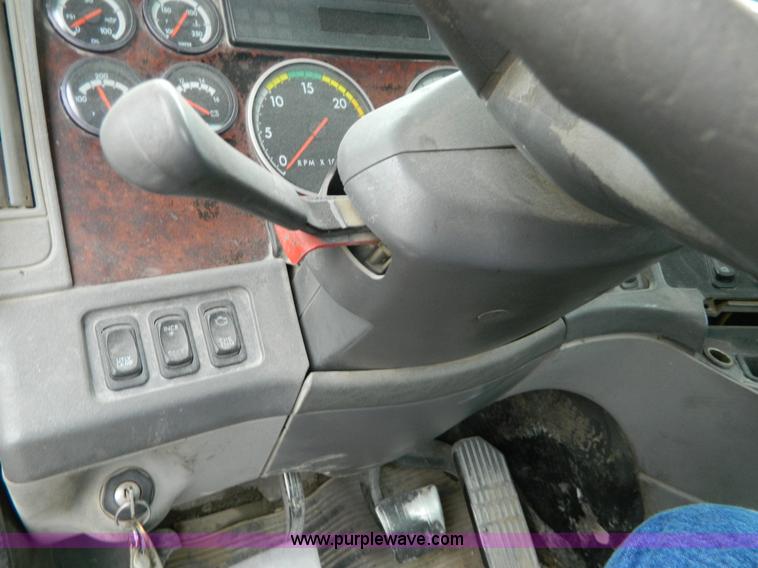 image for item J8919 1998 Freightliner Century Class semi truck