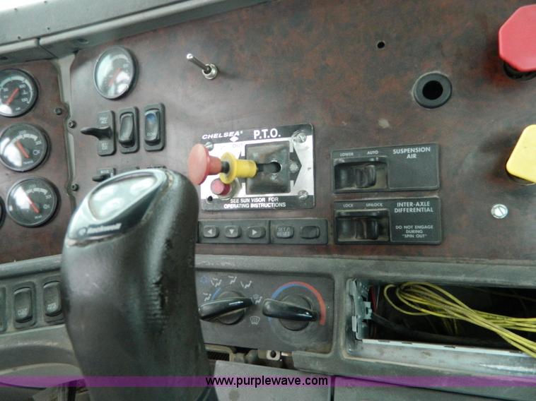 image for item J8919 1998 Freightliner Century Class semi truck