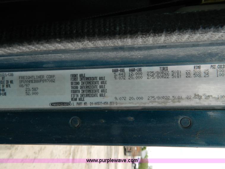 image for item J8919 1998 Freightliner Century Class semi truck