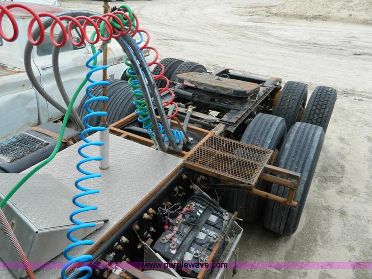 image for item J8919 1998 Freightliner Century Class semi truck