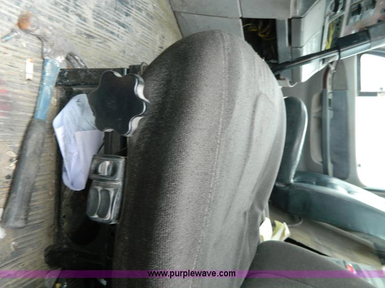 image for item J8919 1998 Freightliner Century Class semi truck