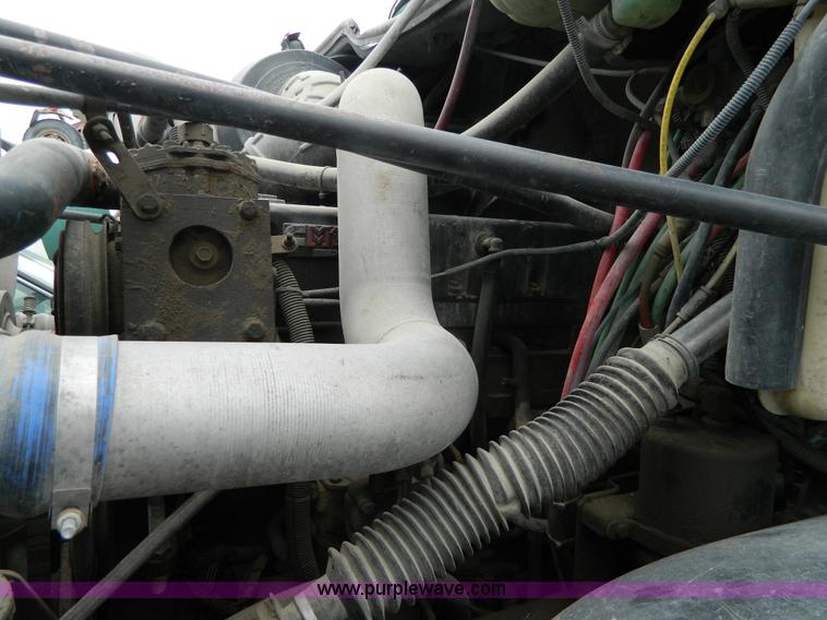 image for item J8919 1998 Freightliner Century Class semi truck