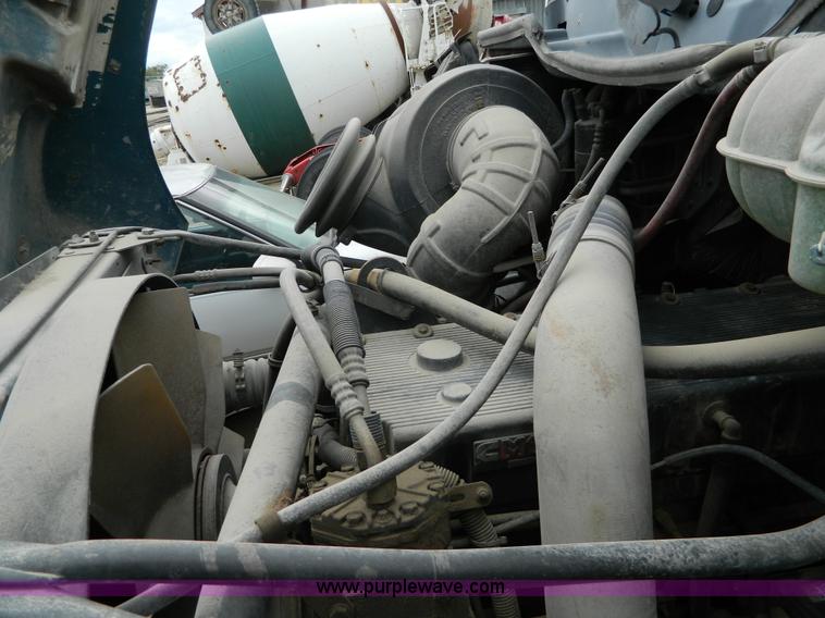 image for item J8919 1998 Freightliner Century Class semi truck