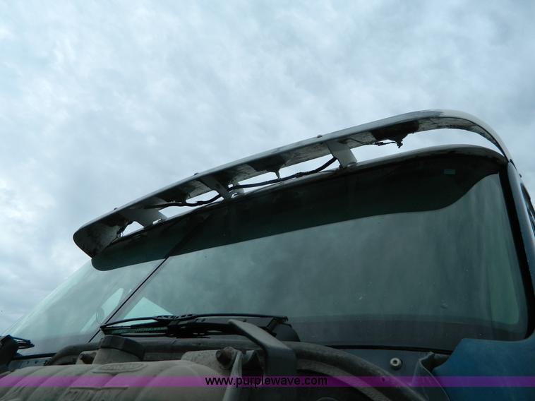 image for item J8919 1998 Freightliner Century Class semi truck