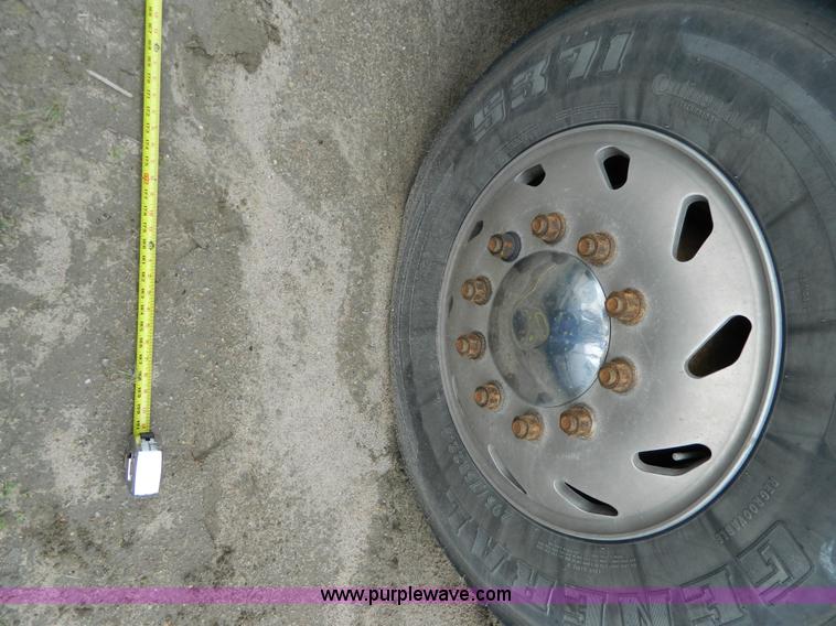 image for item J8919 1998 Freightliner Century Class semi truck