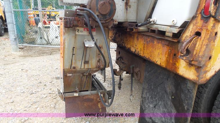 image for item K1401 2000 International 4900 dump truck