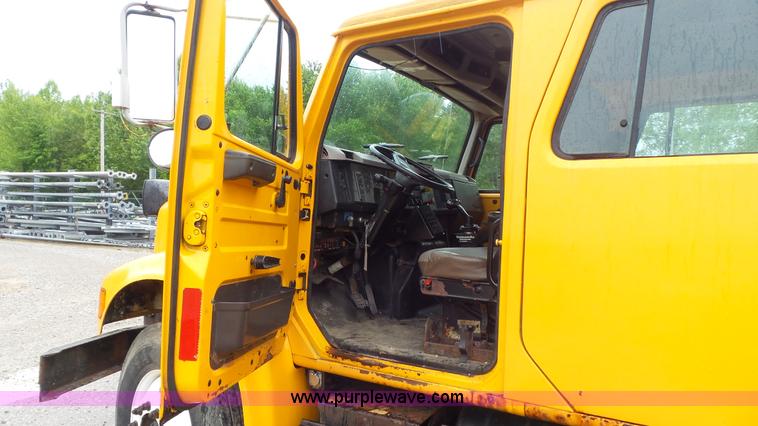 image for item K1401 2000 International 4900 dump truck