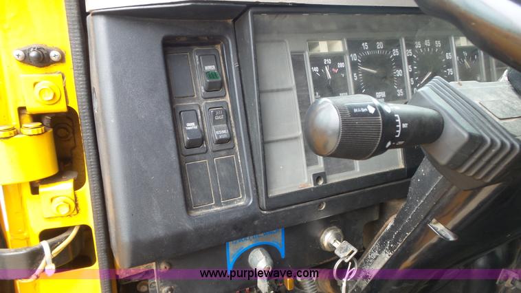 image for item K1401 2000 International 4900 dump truck