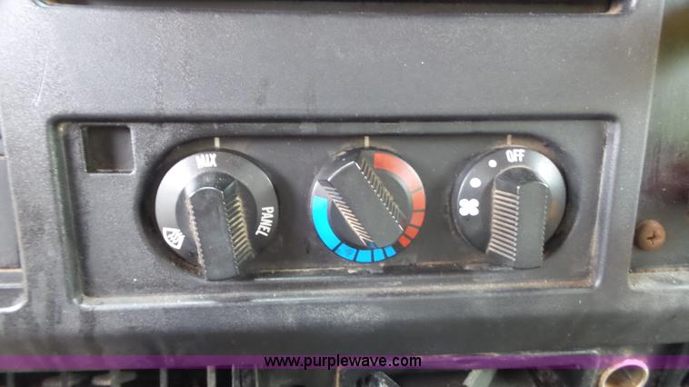 image for item K1401 2000 International 4900 dump truck