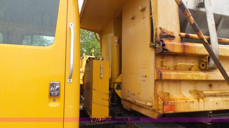 image for item K1401 2000 International 4900 dump truck