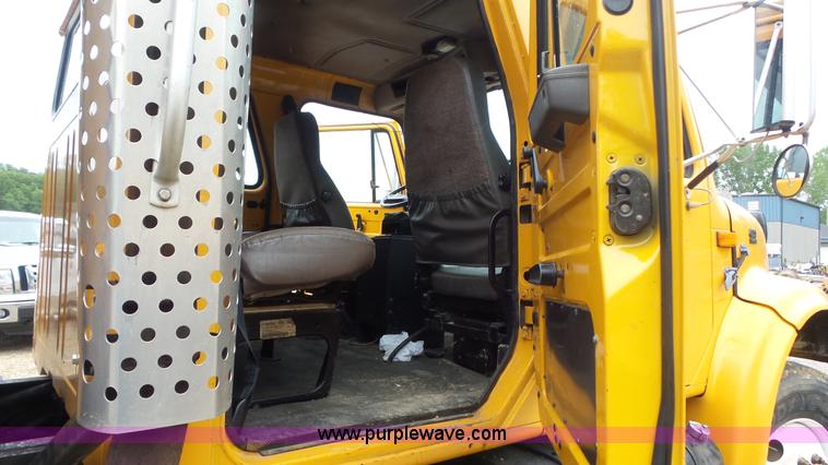 image for item K1401 2000 International 4900 dump truck