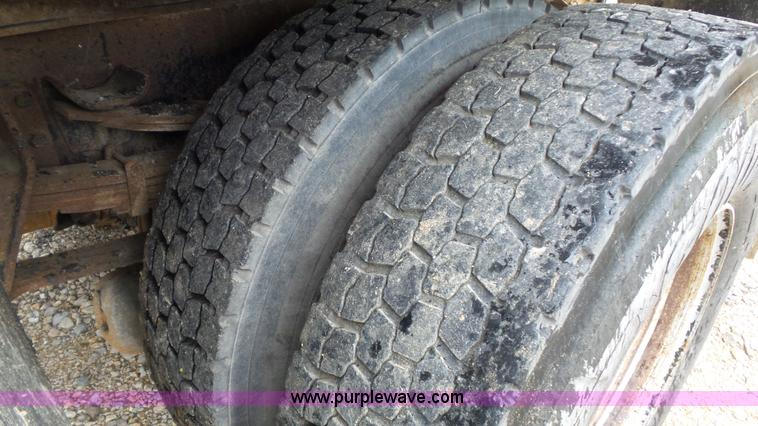 image for item K1401 2000 International 4900 dump truck