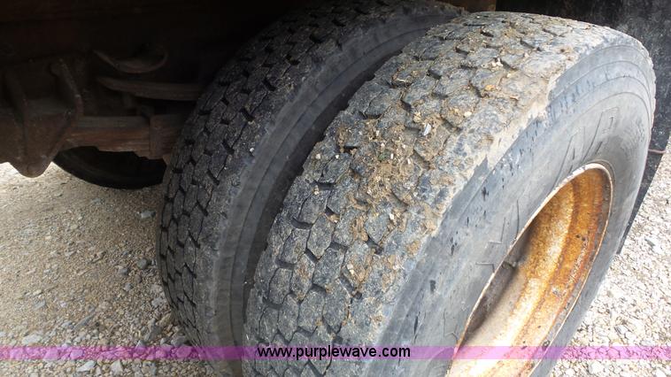 image for item K1401 2000 International 4900 dump truck