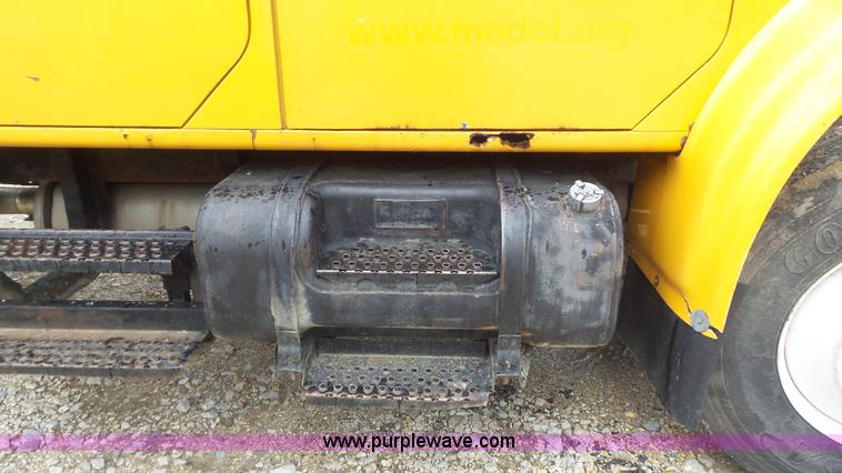 image for item K1401 2000 International 4900 dump truck