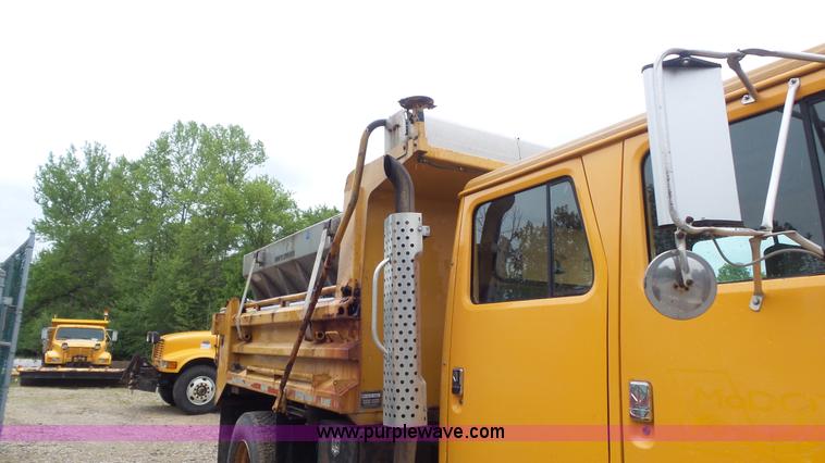 image for item K1401 2000 International 4900 dump truck