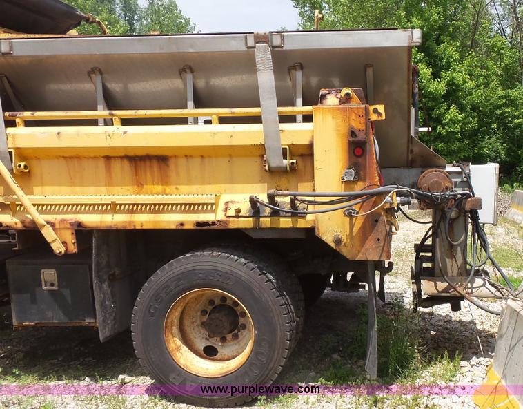 image for item K1402 2001 International 4900 dump truck