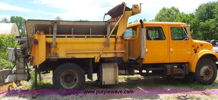 image for item K1402 2001 International 4900 dump truck
