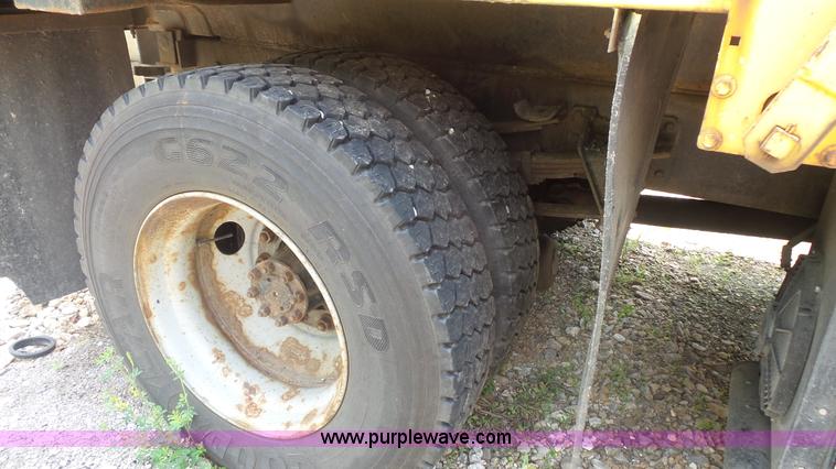 image for item K1402 2001 International 4900 dump truck