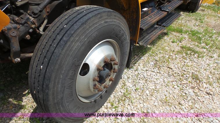 image for item K1402 2001 International 4900 dump truck