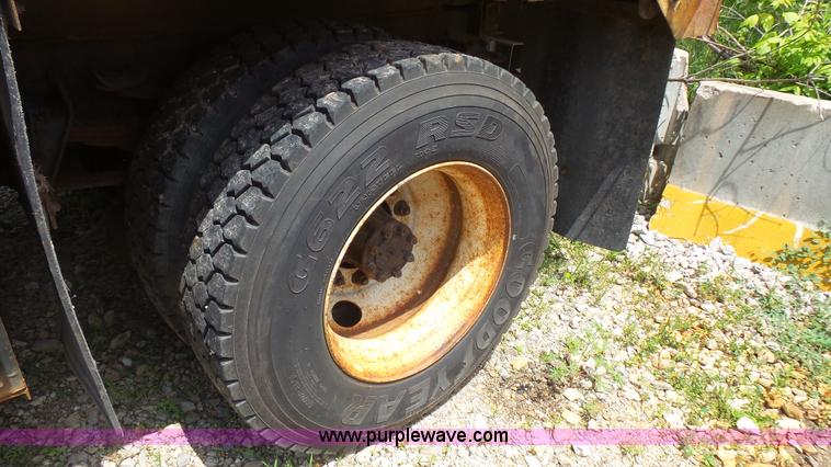 image for item K1402 2001 International 4900 dump truck