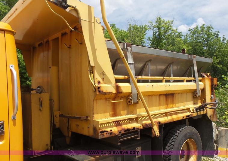image for item K1402 2001 International 4900 dump truck