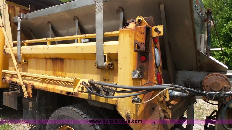 image for item K1402 2001 International 4900 dump truck