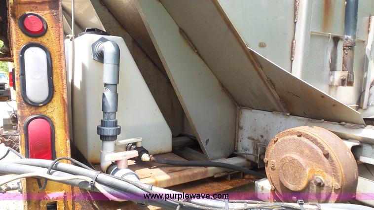 image for item K1402 2001 International 4900 dump truck