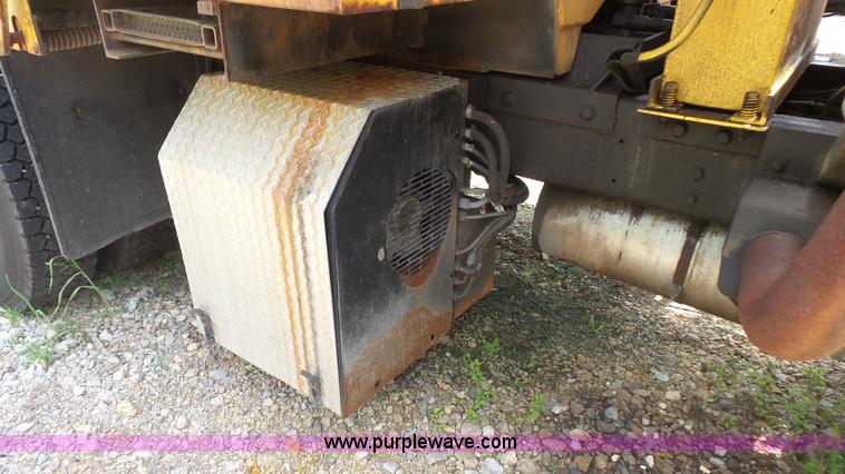 image for item K1402 2001 International 4900 dump truck