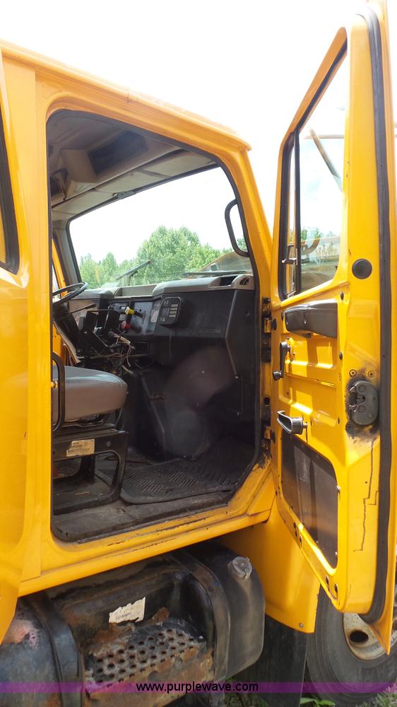 image for item K1402 2001 International 4900 dump truck