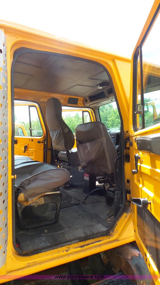 image for item K1402 2001 International 4900 dump truck