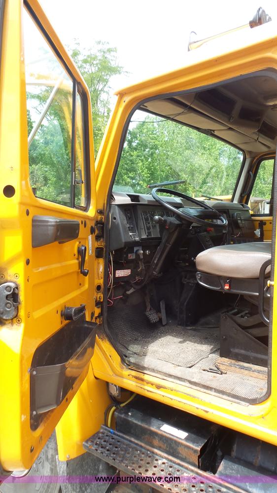 image for item K1402 2001 International 4900 dump truck