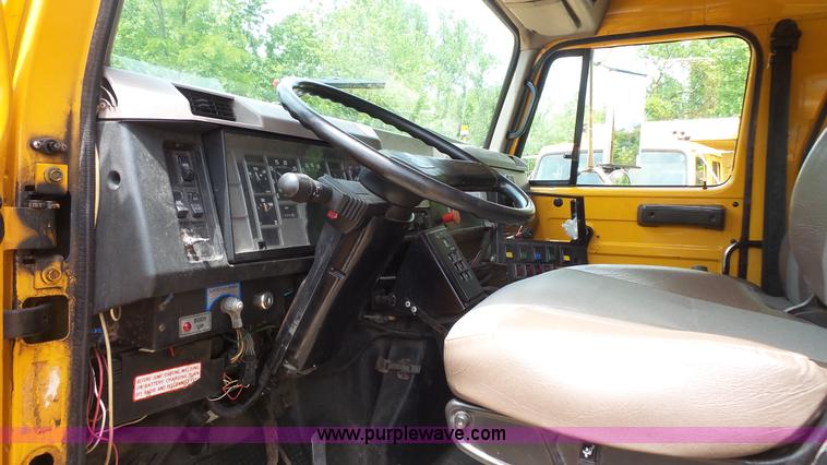 image for item K1402 2001 International 4900 dump truck