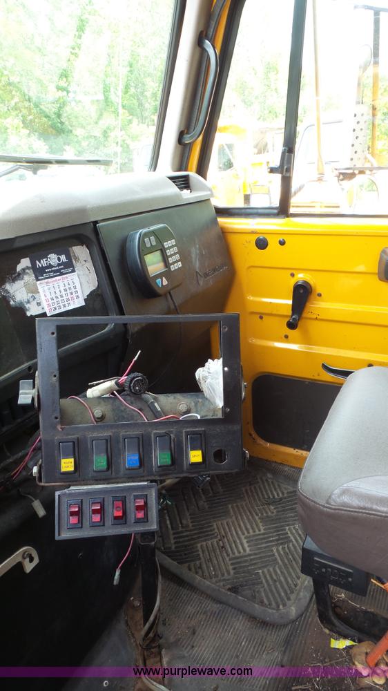 image for item K1402 2001 International 4900 dump truck