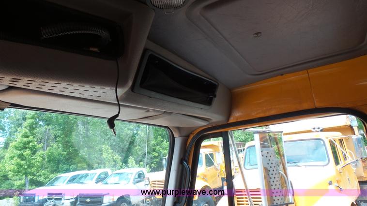 image for item K1402 2001 International 4900 dump truck