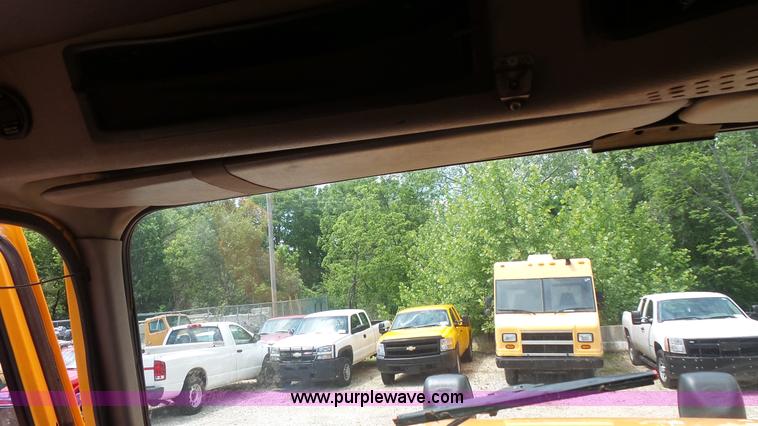 image for item K1402 2001 International 4900 dump truck