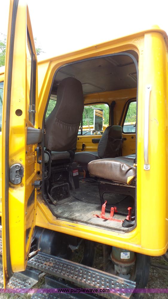 image for item K1402 2001 International 4900 dump truck