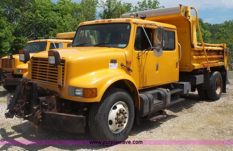 image for item K1403 2002 International 4900 dump truck